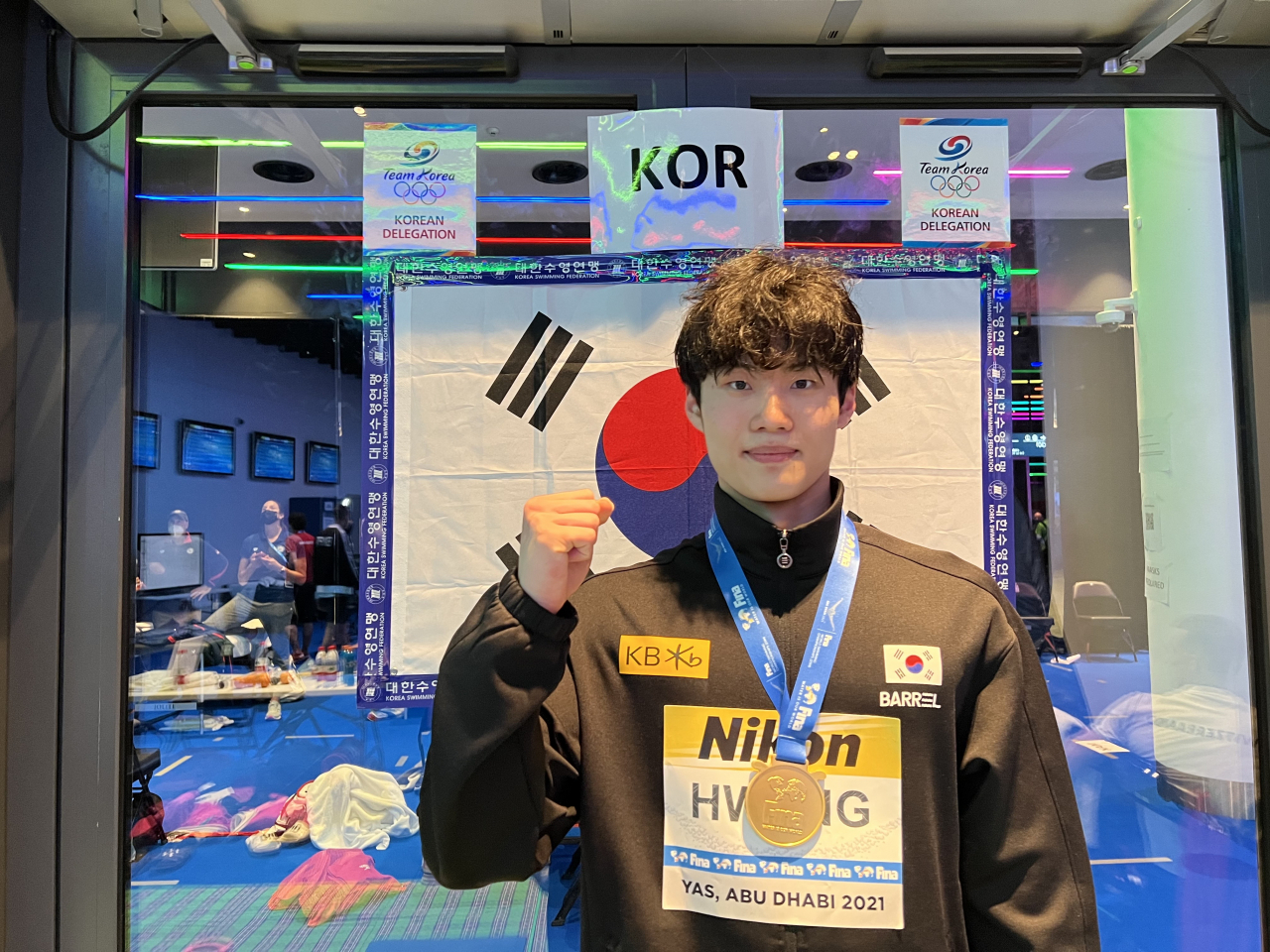 황선우가 18일 새벽(한국시간) 아랍에미리트 아부다비 에티하드 아레나에서 열린 2021 국제수영연맹 쇼트코스 세계선수권대회 남자 자유형 200m 결승에서 1분41초60으로 자신의 첫 메이저대회 금메달을 획득한 뒤 기념촬영을 하고 있다. [연합]