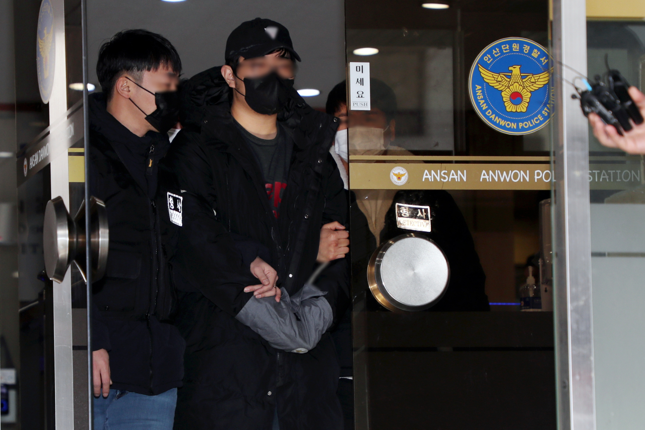 아동 성범죄자 조두순(69)의 집에 들어간 뒤 조씨를 둔기로 폭행해 현행범 체포된 A(21) 씨가 18일 오후 구속 전 피의자 심문을 받기 위해 경기 안산단원경찰서를 나서고 있다. [연합]