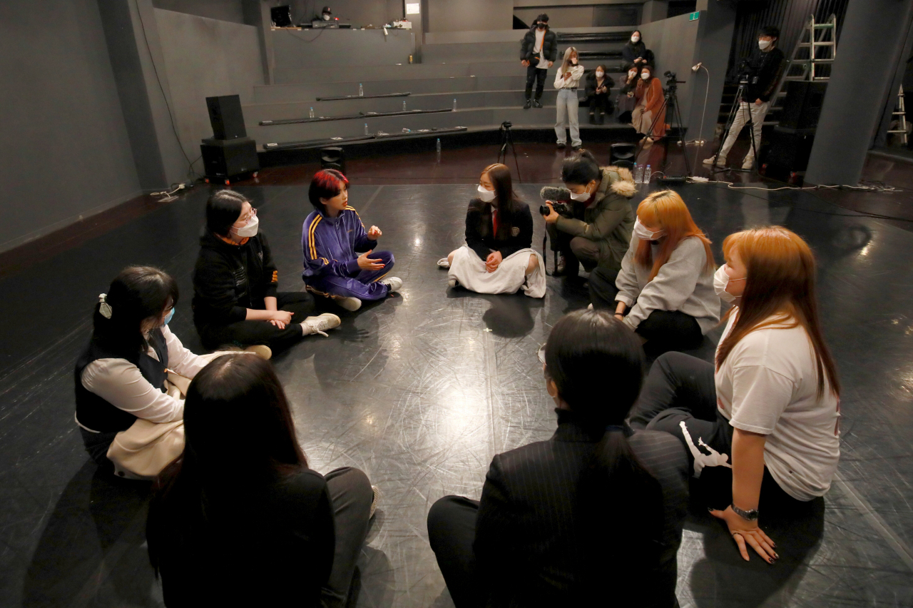 “수능 마쳐 행복할까, 문화예술 교육 제대로 맛봐서 행복할까.” 수능 마친 고3들의 ‘상상만개’ 활동은 한국문화예술교육진흥원의 프로젝트 중 하나이다.