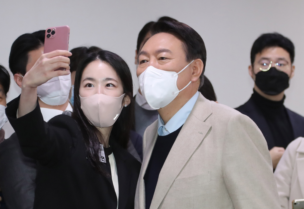 윤석열 국민의힘 대선 후보가 지난 18일 오전 국회 의원회관에서 열린 청년보좌역 공개모집 현장을 방문해 면접자들을 격려한 뒤 기념사진을 찍고 있다. [연합]