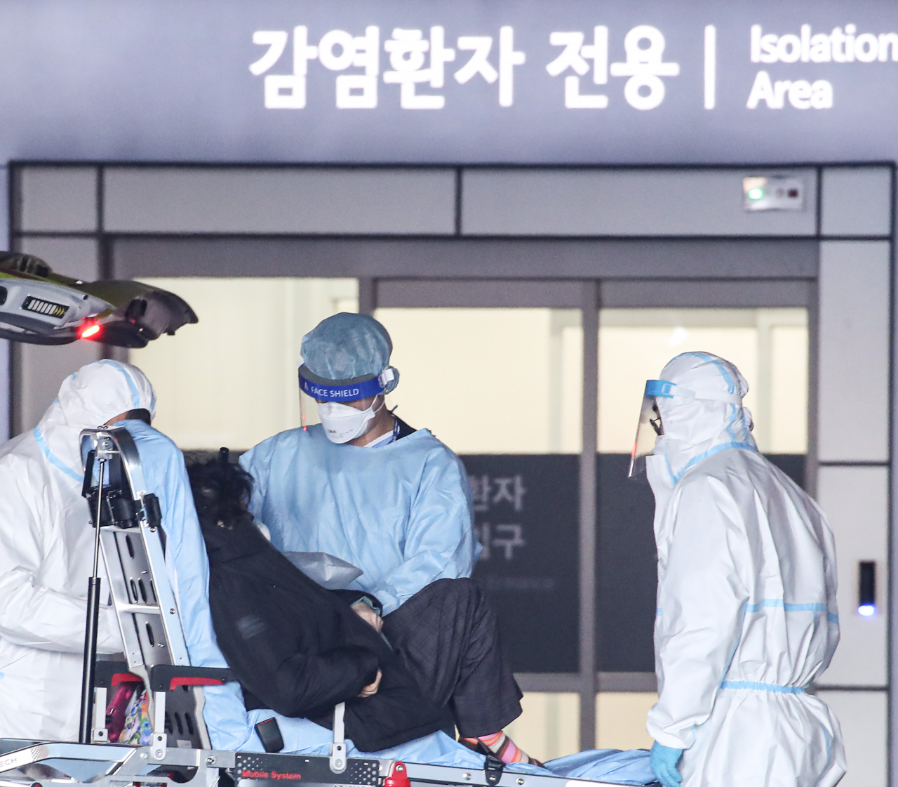 코로나19 위중증 환자 1025명으로 최다를 기록한 19일 오전 코로나19 전담 병원인 서울 중랑구 서울의료원에 인천 남동소방서 구급차를 탄 코로나19 환자가 이송되고 있다. 보건당국이 발표한 이 날 0시 기준 코로나19 신규 확진은 6236명을 기록 닷새 만에 7000명 이하를 기록했지만 위중증 환자는 이틀째 1000명을 넘었고, 사망자는 78명을 기록했다. [연합]