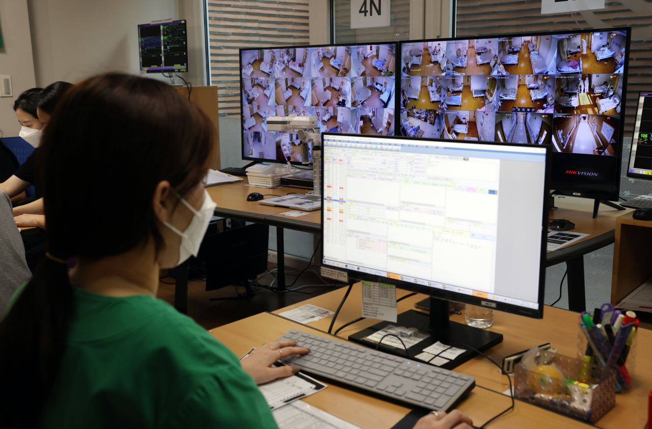 전국의 코로나19 중환자 병상 가동률이 83%에 육박하는 등 중환자 대응 여력이 수도권을 넘어 전국적으로 급격히 악화하고 있는 13일 서울 구로구 미소들병원 치료 병동 상황실의 모니터 모습. 정부는 이날 12월 둘째 주 코로나19 유행 위험도를 전국, 수도권, 비수도권 모두 '매우 높음' 단계로 평가했다. [연합]