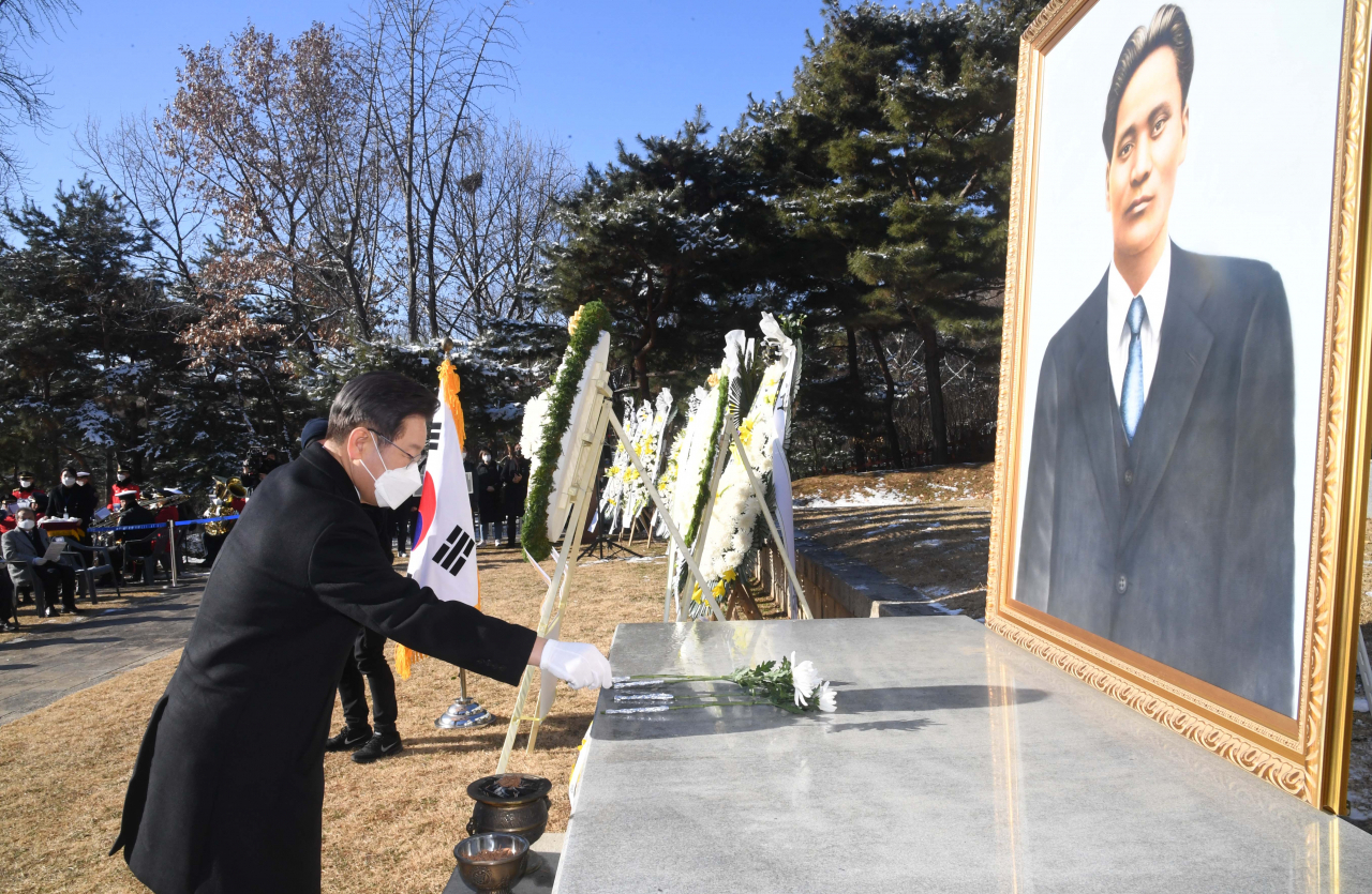 이재명 더불어민주당 대선후보가 19일 서울 효창공원에서 열린 윤봉길 의사 89주기 추모식에서 헌화하고 있다. [연합]