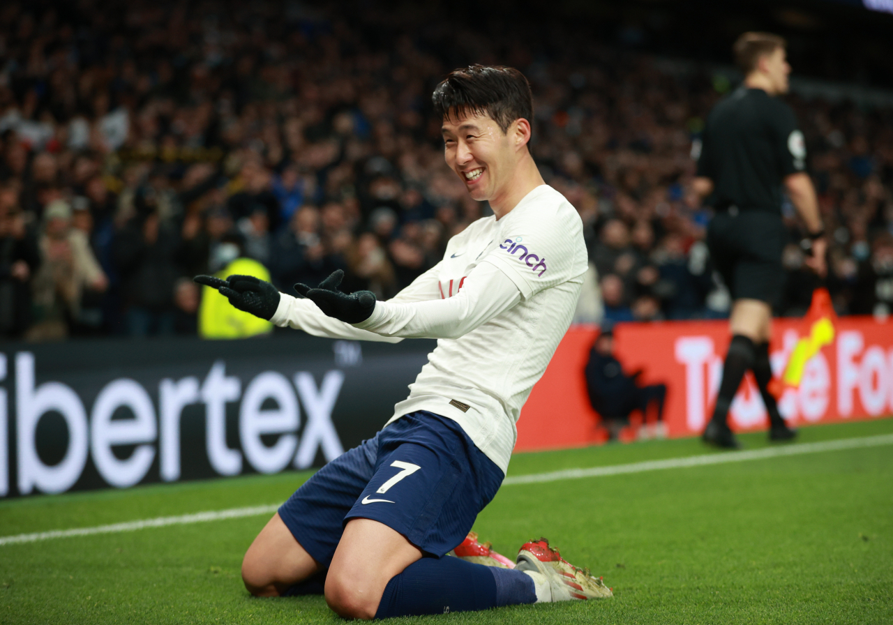 지난 5일(현지시간) 영국 런던의 토트넘 홋스퍼 스타디움에서 열린 잉글랜드 프로축구 프리미어리그(EPL) 토트넘 홋스퍼 대 노리치시티의 경기에서 토트넘의 손흥민이 팀의 세 번째 골이자 자신의 리그 6호(시즌 7호) 골을 넣은 뒤 세리머니를 펼치고 있다. [연합]
