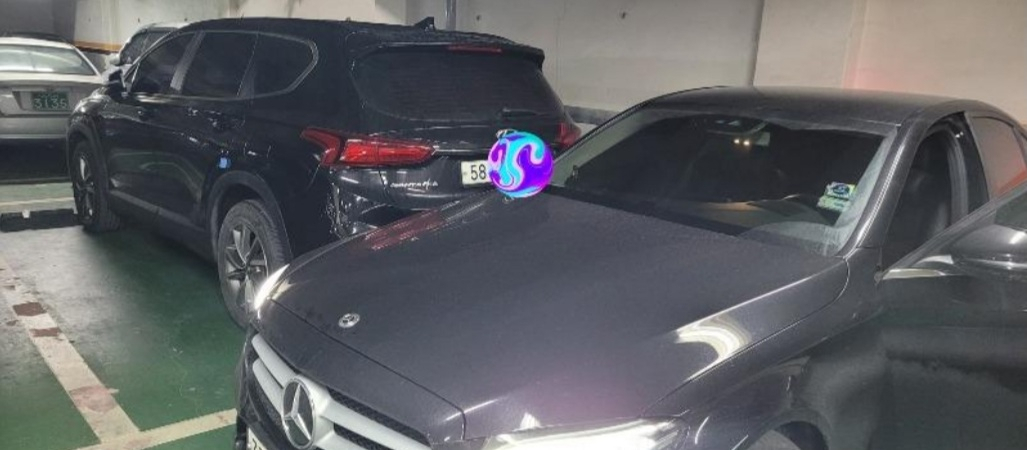 두 칸에 걸쳐 주차된 싼타페 차량이 못 나오게 막아선 벤츠 차량. [온라인커뮤니티 캡쳐]