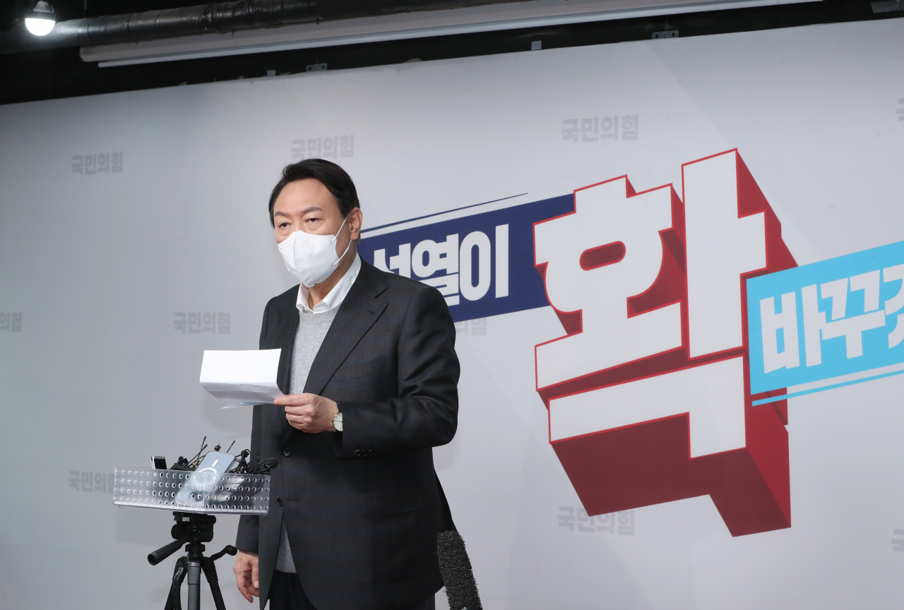 윤석열 국민의힘 대선 후보가 17일 서울 여의도 당사에서 배우자 김건희씨를 둘러싼 각종 논란과 관련해 “국민 여러분께 심려를 끼쳐서 죄송하다”고 사과하고 있다. [연합]