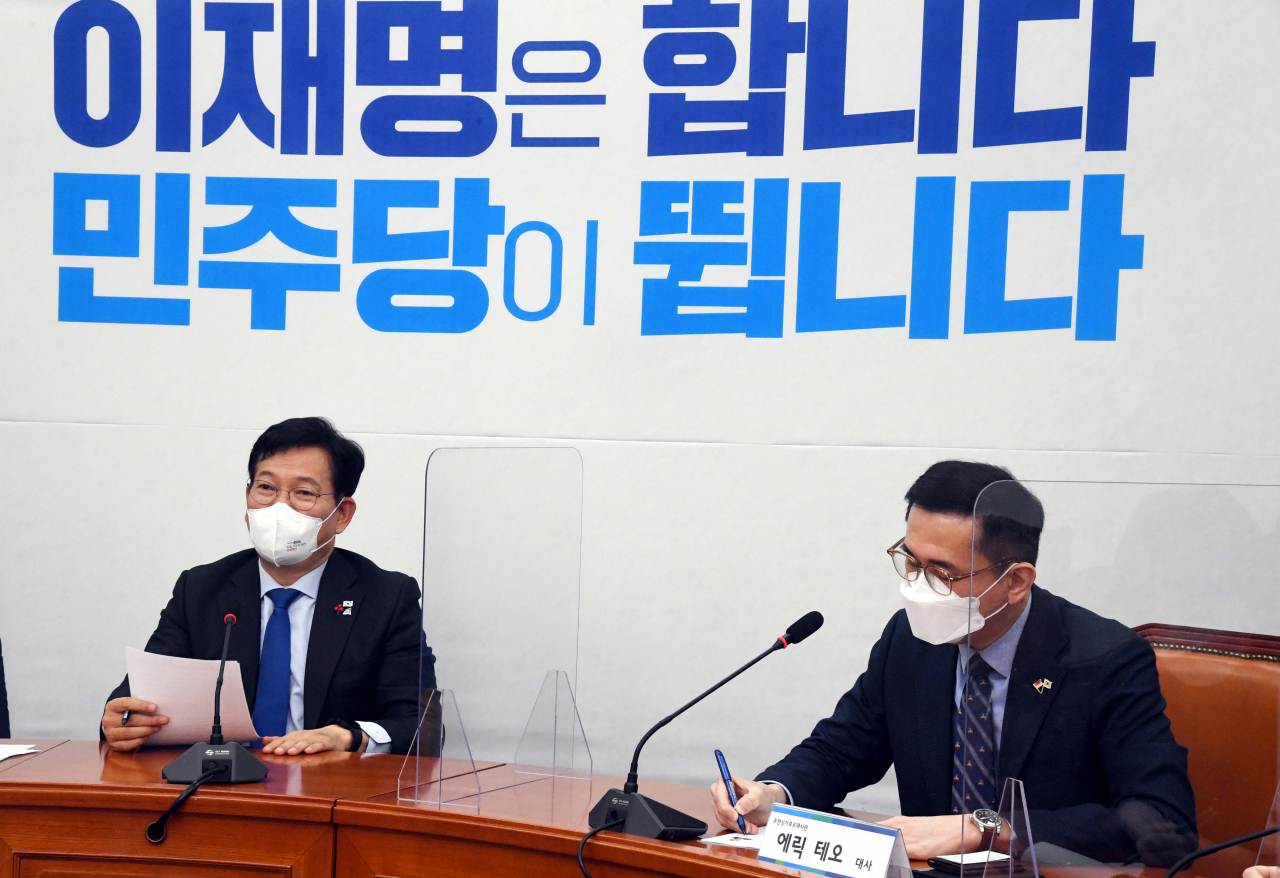 더불어민주당 송영길 대표가 지난 14일 국회에서 에릭 테오 주한 싱가포르 대사와 면담하고 있다. [연합]