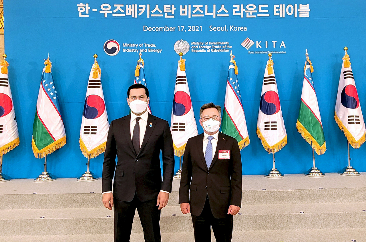 박경일 SK에코플랜트 사장(오른쪽)이 사르도르 우무르자코프 우즈베키스탄 부총리 겸 투자대외무역부 장관과 기념촬영을 하고 있다. [SK에코플랜트 제공]