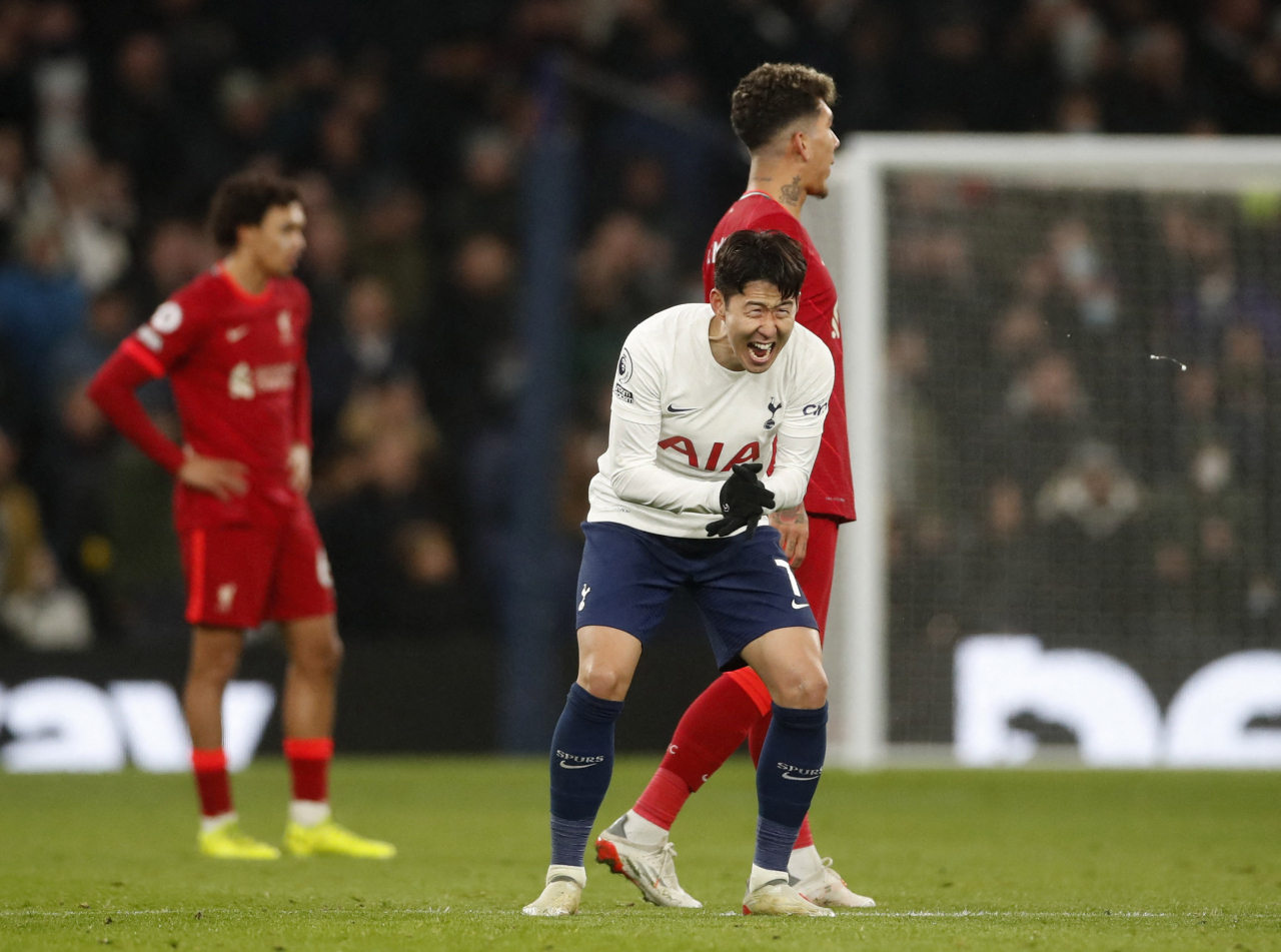 손흥민이 20일(한국시간) 리버풀과 2021-2022 잉글랜드 프로축구 프리미어리그(EPL) 18라운드 홈경기에서 1-2로 뒤지던 후반 29분 동점골을 터뜨린 후 포효하고 있다. [로이터]