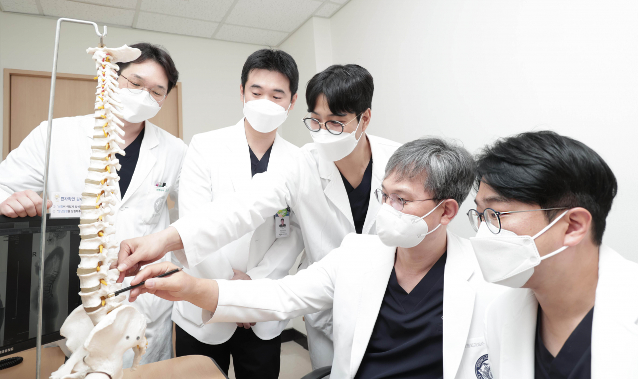 경희대병원 정형외과 척추팀이 연구방법에 대해 논의하고 있다(좌측 두번째부터 임상규, 박종준, 이정희, 이기영 교수 순)