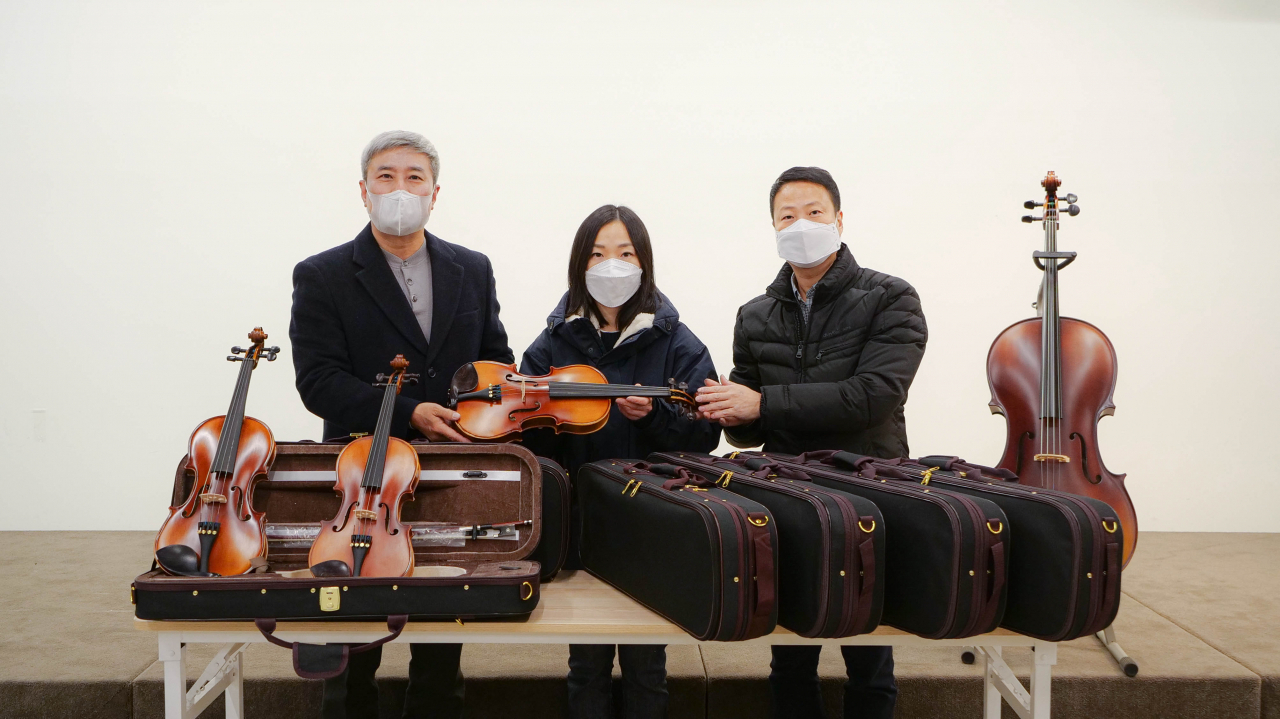 낙원악기상가와 함께걷는아이들이 지난 17일 암미신월지역아동센터에 첼로와 바이올린을 전달했다. 이날 악기 전달식에는 협동조합 우리들의 낙원 유강호 이사장, 암미신월지역아동센터 생활복지사, 낙원악기상가 번영회 김명수 총무(근영악기 대표)(왼쪽부터)가 참석했다. [협동조합 우리들의 낙원 제공]