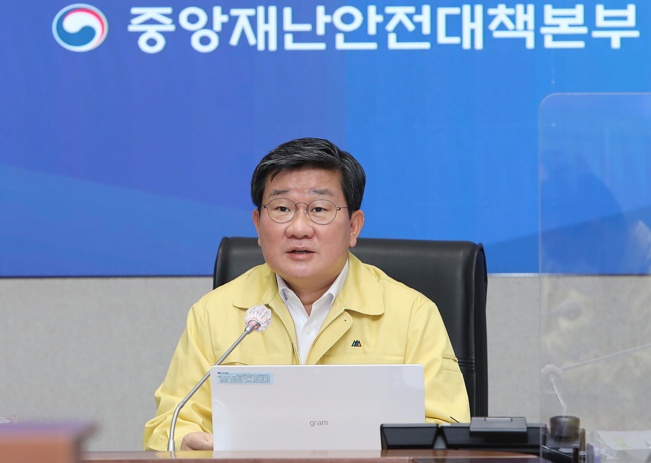 전해철 중대본 제2차장(행정안전부 장관)이 20일 오전 서울 종로구 정부서울청사 중앙재난안전대책본부 서울상황센터에서 열린 코로나19 주간 위험평가 및 대응방안 등에 대한 점검회의에서 발언하고 있다. [행정안전부 제공]