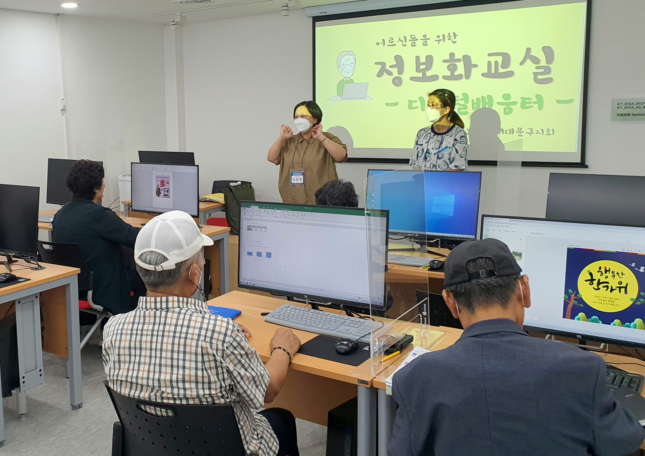 서울 서대문구가 관내 경로당에 ‘디지털 튜터’를 파견해 노년층의 디지털 격차 해소에 나서고 있다. [서대문구청 제공]