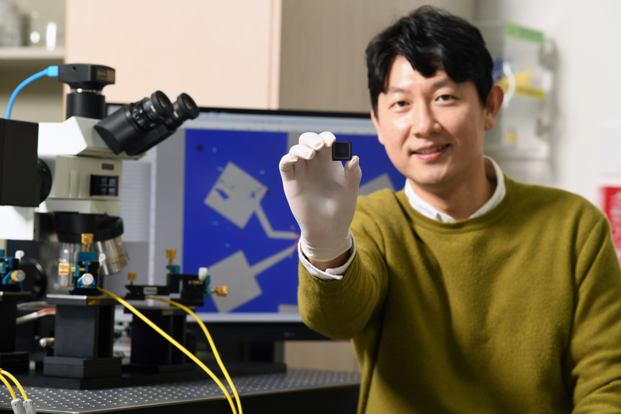 송승우 박사가 단순가열법으로 제작한 광검출 소자를 들어보이고 있다.[한국표준과학연구원 제공]