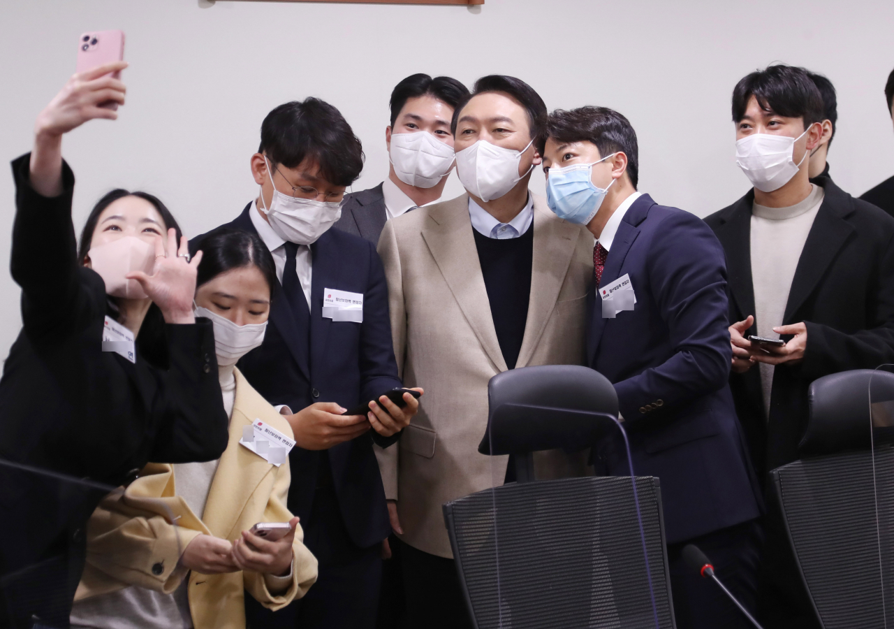 윤석열 국민의힘 대선 후보가 18일 오전 국회 의원회관에서 열린 청년보좌역 공개모집 현장을 방문해 면접자들을 격려한 뒤 기념사진을 찍고 있다. [국회 사진기자단]