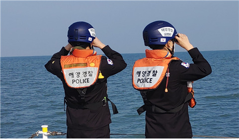 해양경찰청은 경비함정에 근무하는 경찰관들이 보다 안전하게 임무를 수행할 수 있도록 개선된 안전헬멧을 보급했다고 20일 밝혔다. 경찰관들이 안전헬멧을 착용하고 있는 모습. [해양경찰청 제공]