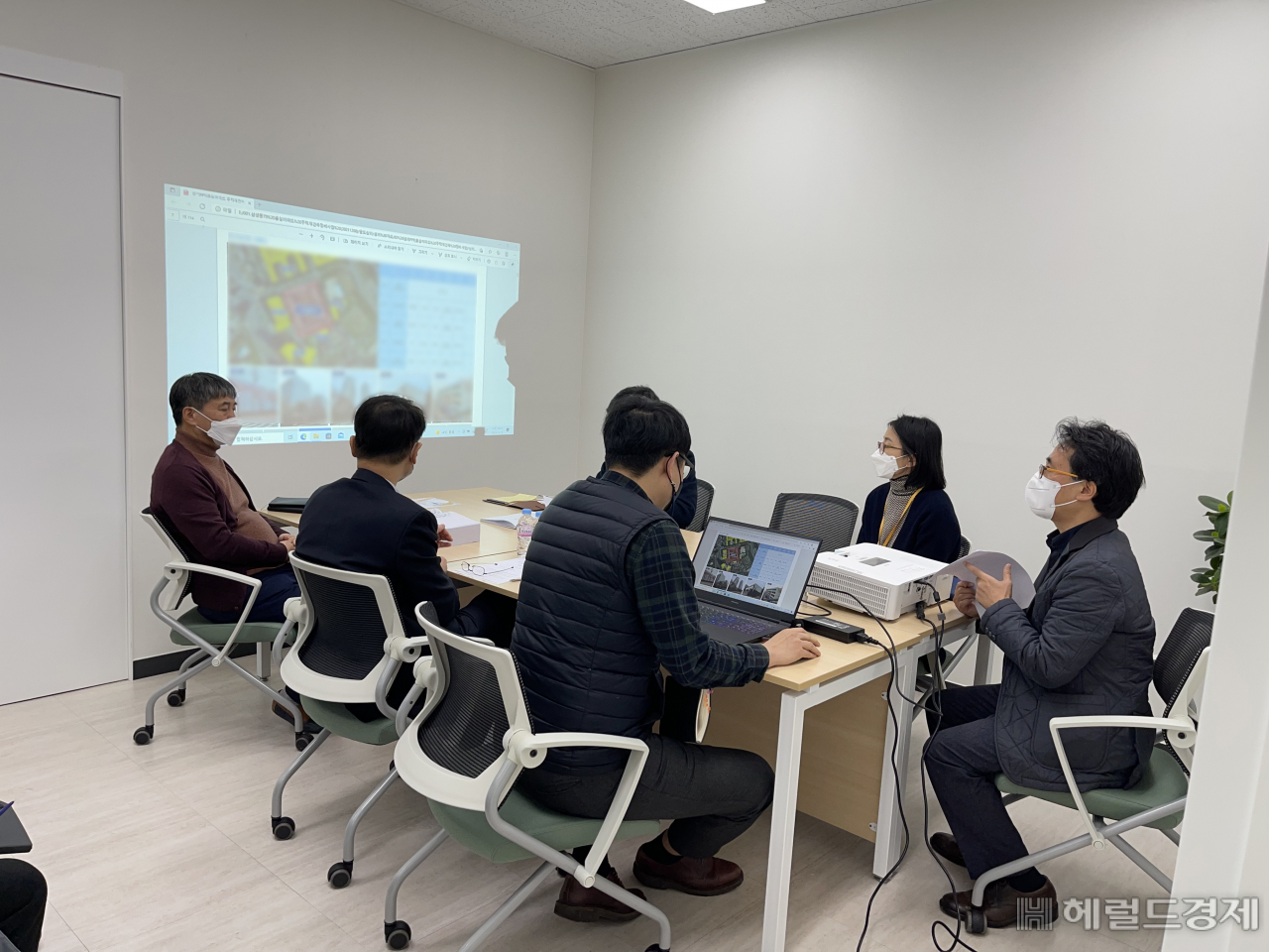 강남구가 운영하고 있는 ‘건축민원지원센터’에서 건축 상담을 하고 있다. [강남구]