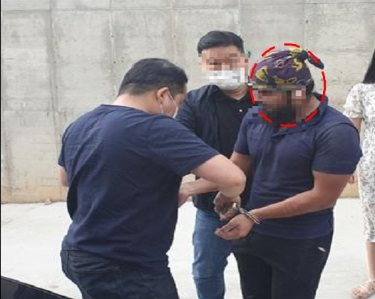 국가정보원은 20일 연말·연시를 맞아 국내에서도 테러 가능성에 주의할 필요가 있다고 강조했다. 한국에서 시리아 극단주의 테러단체 알누스라 전선에 자금을 지원해 테러방지법 위반 혐의로 기소돼 유죄판결을 받은 러시아인 A 씨가 검거되는 모습. [국가정보원 제공]