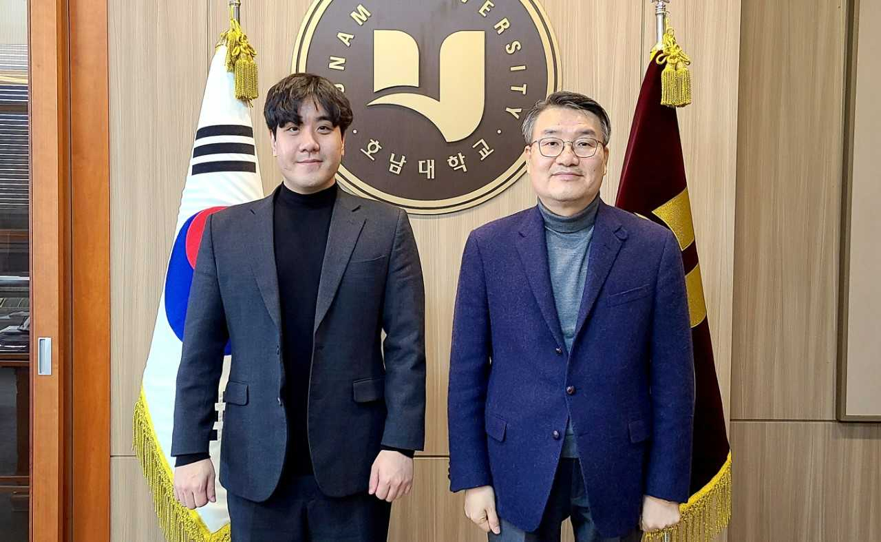 박상철 호남대학교 총장은 지난 17일 미국 경제 전문지 포브스 선정 ‘2021년 아시아 30세 이하 리더’로 선정된 박형수 디보션푸드 대표의 예방을 받고 환담을 나눴다