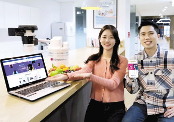 LG헬로비전 관계자가 ‘헬로렌탈 다이렉트몰’을 소개하고 있다. [LG헬로비전 제공]