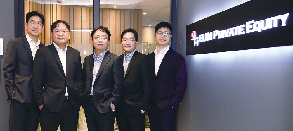 왼쪽부터 이음프라이빗에쿼티(PE) 신상용 부대표, 서동범 대표이사, 곽동석 부회장, 방희권 상무, 이영희 전무. 이상섭 기자