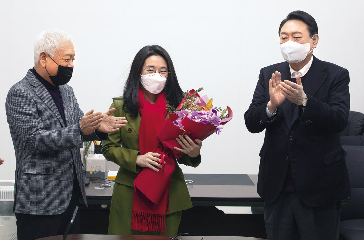 윤석열 국민의힘 대선 후보(오른쪽부터), 새시대준비위원회 수석부위원장으로 영입된 신지예 한국여성정치 네트워크 대표, 김한길 새시대준비위원회 위원장이 20일 서울 여의도 새시대준비위원회 사무실에서 열린 영입인사 환영식에서 기념촬영을 하고 있다. 이상섭 기자