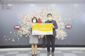 이마트24 김경훈(오른쪽) CSR 팀장이 회사를 대표해 취약계층 지원을 위한 마스크 10만장을 기부하고 있다.