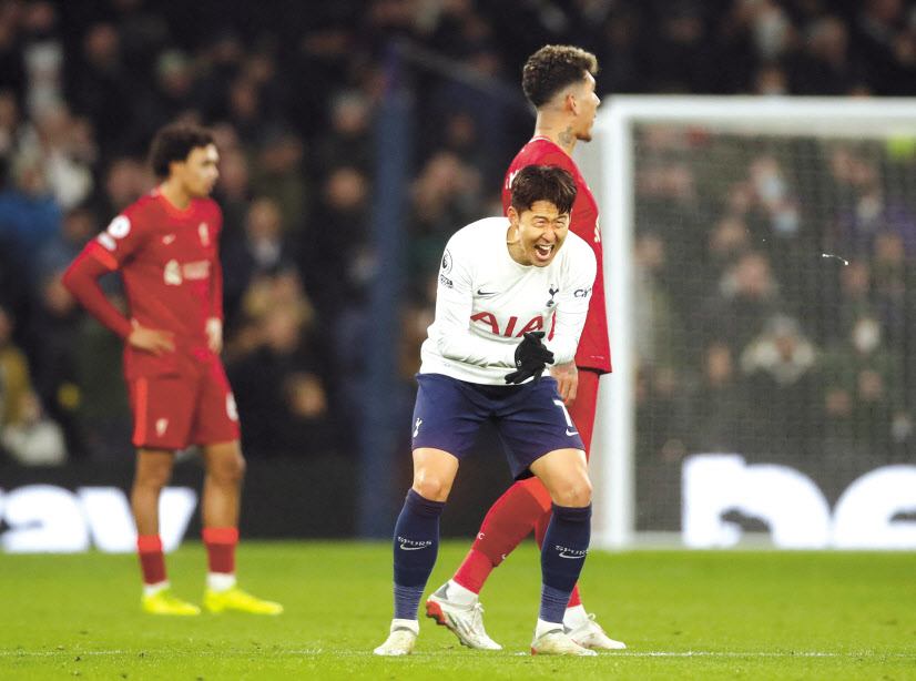 손흥민이 20일(한국시간) 리버풀과 2021-2022 잉글랜드 프로축구 프리미어리그(EPL) 18라운드 홈경기에서 1-2로 뒤지던 후반 29분 동점골을 터뜨린 후 포효하고 있다. [로이터]