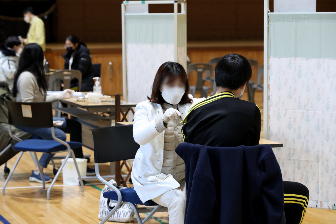 신종 코로나바이러스 감염증(코로나19) '찾아가는 학교 단위 백신접종'이 이뤄지고 있다. 연합뉴스
