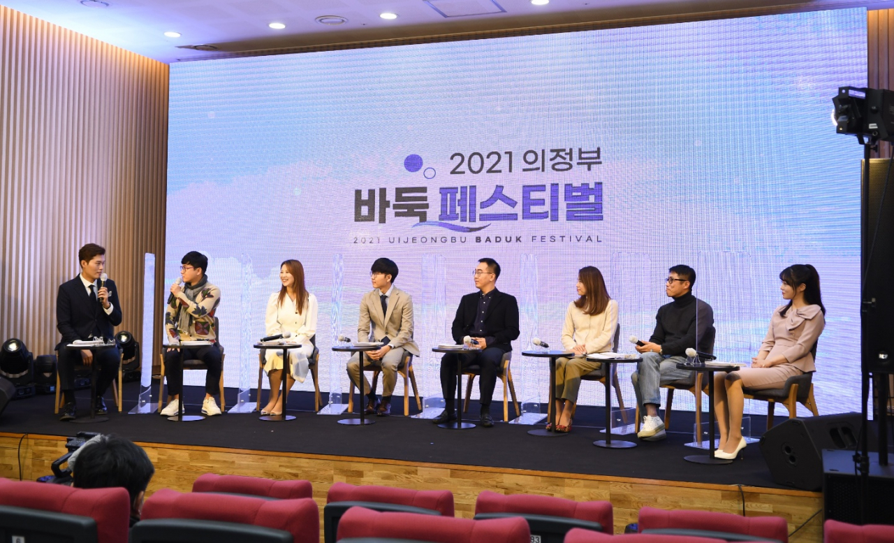 신진서 9단(왼쪽에서 4번째) 등이 참석한 바둑토크쇼에서는 한국 바둑의 과거와 현재를 진단하고 미래를 얘기했다.[한국기원 제공]