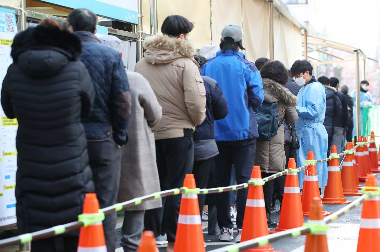 20일 오전 서울 중구보건소에 마련된 코로나19 임시선별진료소를 찾은 시민들이 검사 순서를 기다리고 있다. [연합]
