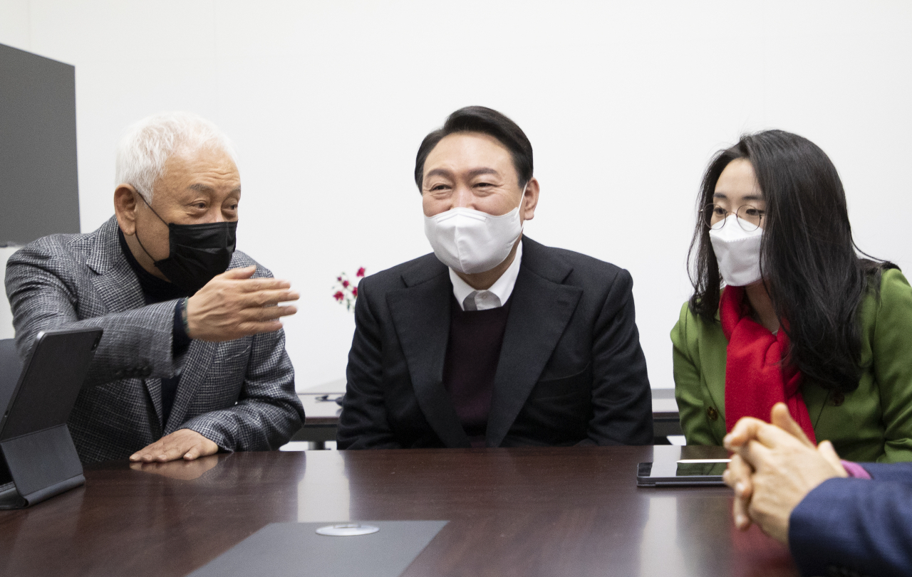 국민의힘 윤석열 대선 후보(가운데)와 김한길 새시대준비위원회 위원장(왼쪽)이 20일 서울 여의도 새시대준비위원회 사무실에서 열린 영입인사 환영식에서 이야기를 나누고 있다. 오른쪽은 새시대준비위원회 수석부위원장으로 영입된 신지예 한국여성정치 네트워크 대표. [연합]