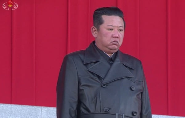 김정은 북한 국무위원장이 아버지 김정일 국방위원장 10주기인 17일 평양 금수산태양궁전에서 진행된 중앙추모대회에 참석하고 있다. [조선중앙TV]