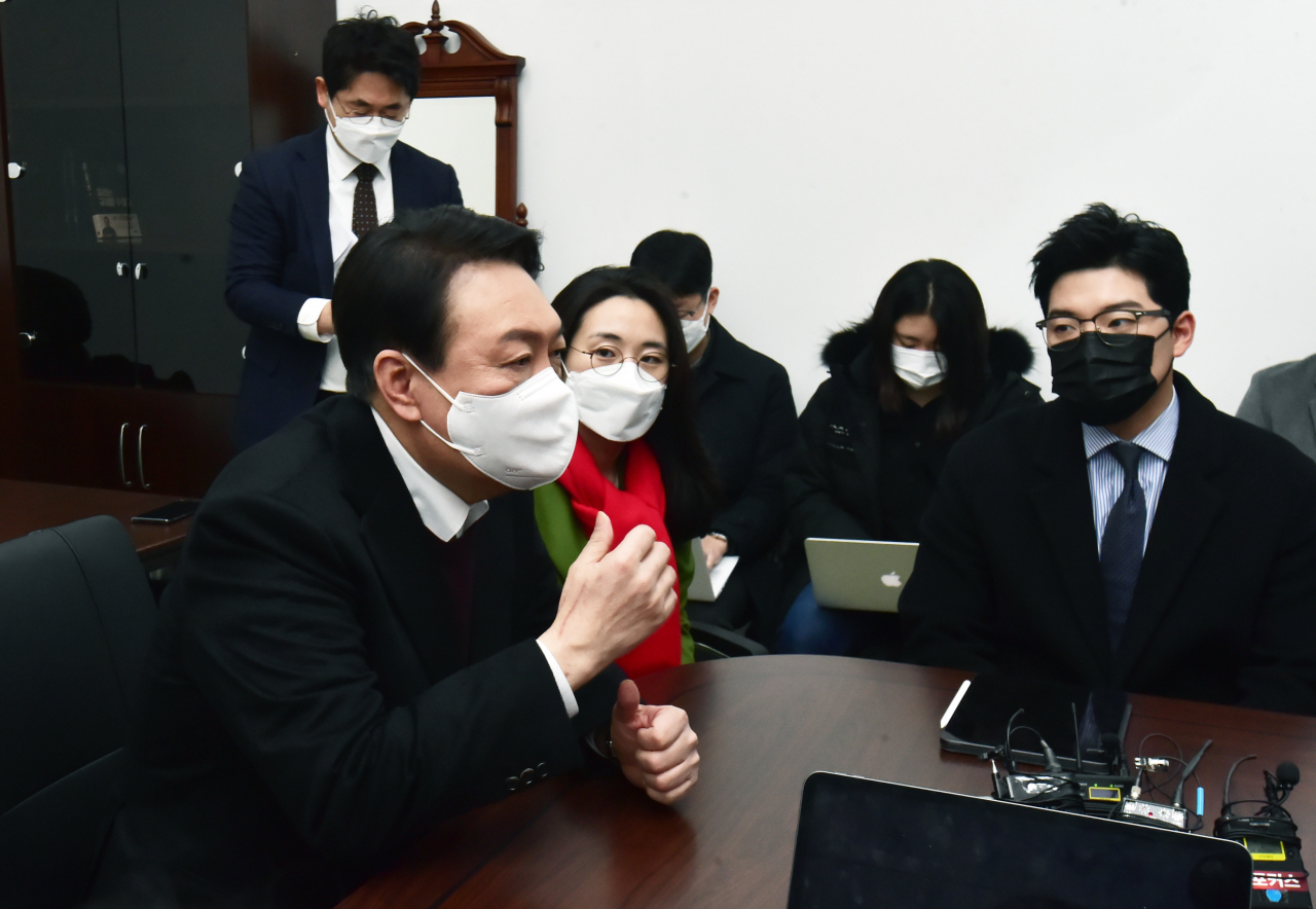 국민의힘 윤석열 대선 후보가 20일 서울 여의도 새시대준비위원회 김한길 위원장실에서 열린 신지예 한국여성정치 네트워크 대표 영입 환영식에서 발언하고 있다. [국회사진기자단]