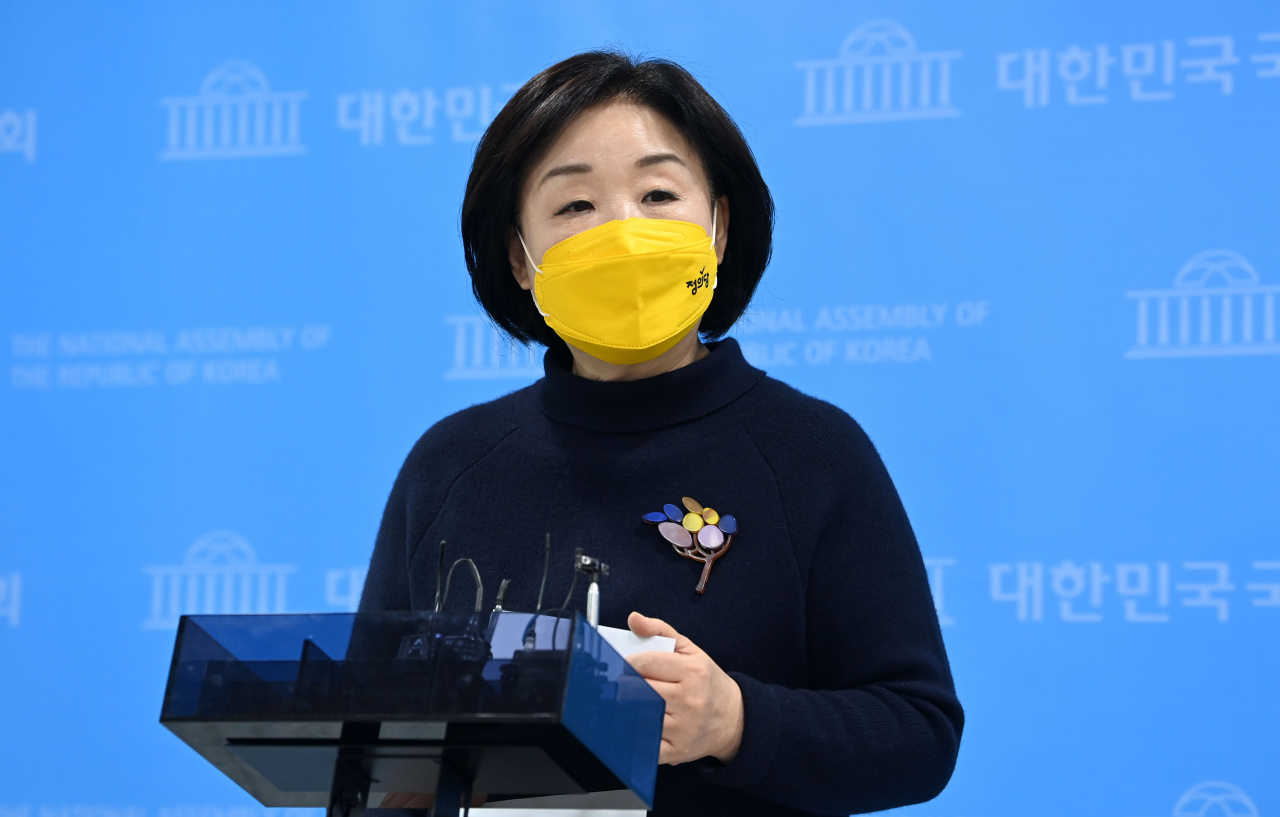 정의당 심상정 대선 후보가 20일 오후 국회 소통관에서 더불어민주당 이재명 대선 후보와 민주당의 부동산 과세 후퇴 관련 긴급 기자회견을 하고 있다. [국회사진기자단]