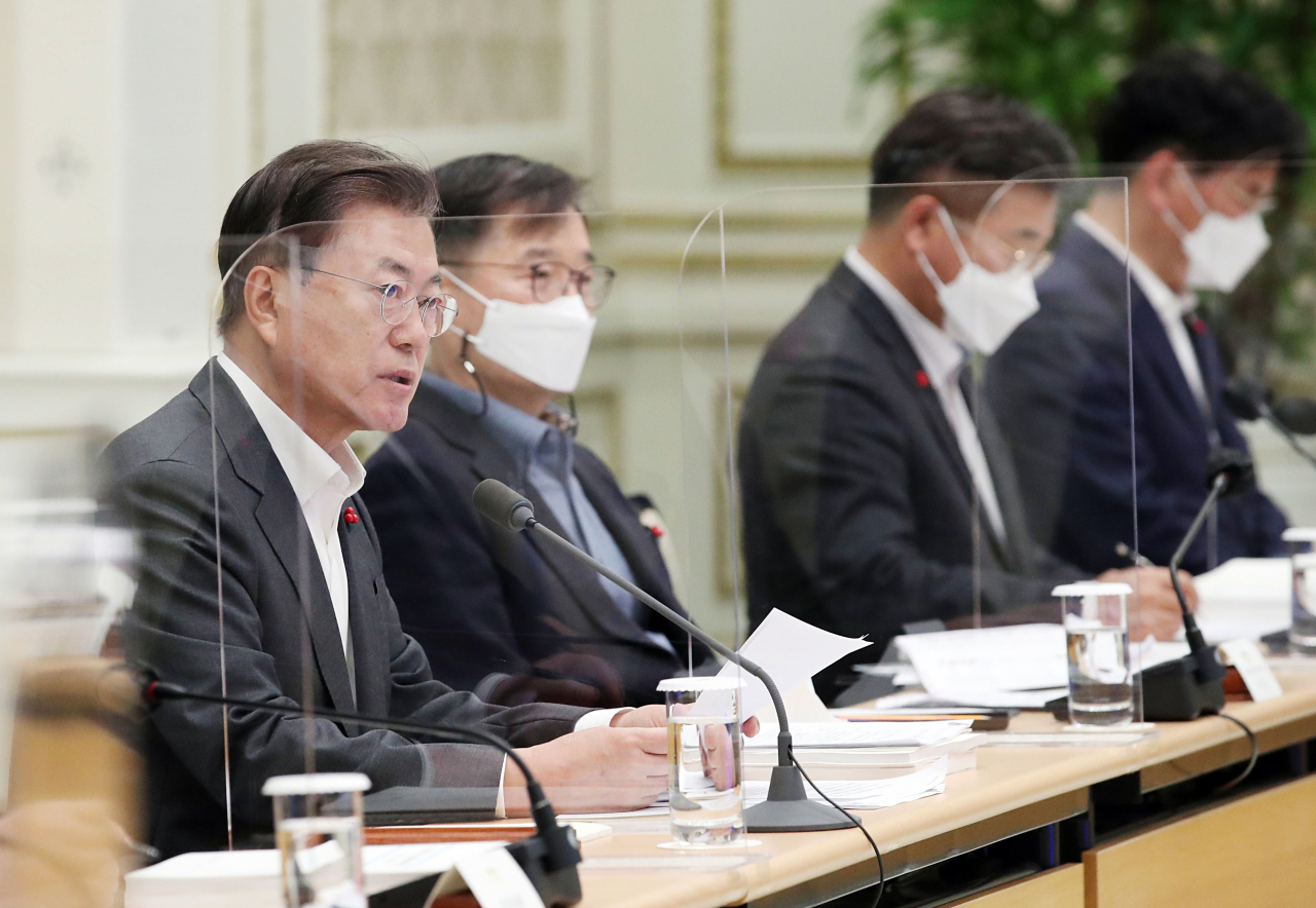 문재인(맨 왼쪽) 대통령이 20일 청와대 영빈관에서 열린 확대국민경제자문회의에 참석해 발언하고 있다. 이날 회의에서 홍남기 경제부총리 발표로 올 한 해 경제를 평가하고 내년 경제정책 방향 등이 제시될 예정이다. [연합]