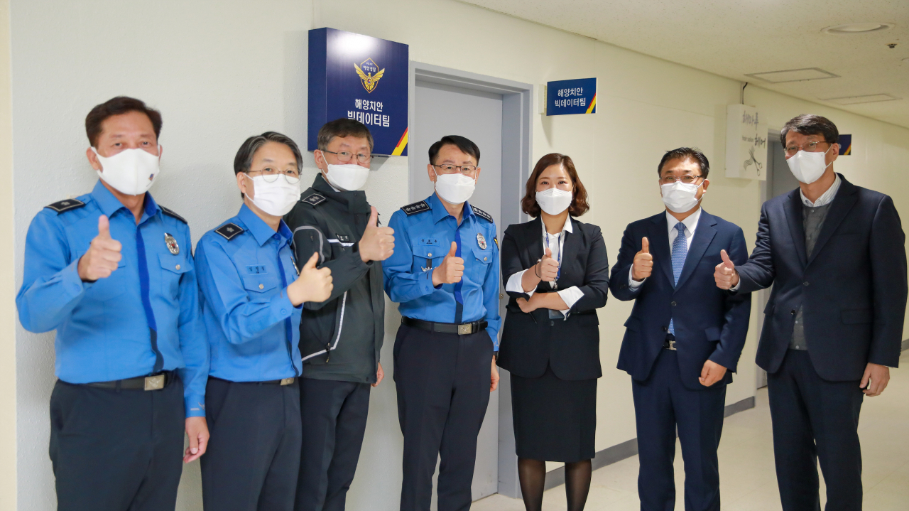 정봉훈 해양경찰청장(가운데)이 20일 신설된 해양치안빅데이터팀 현판식에 참석해 기념사진을 촬영하고 있다. [해양경찰청 제공]