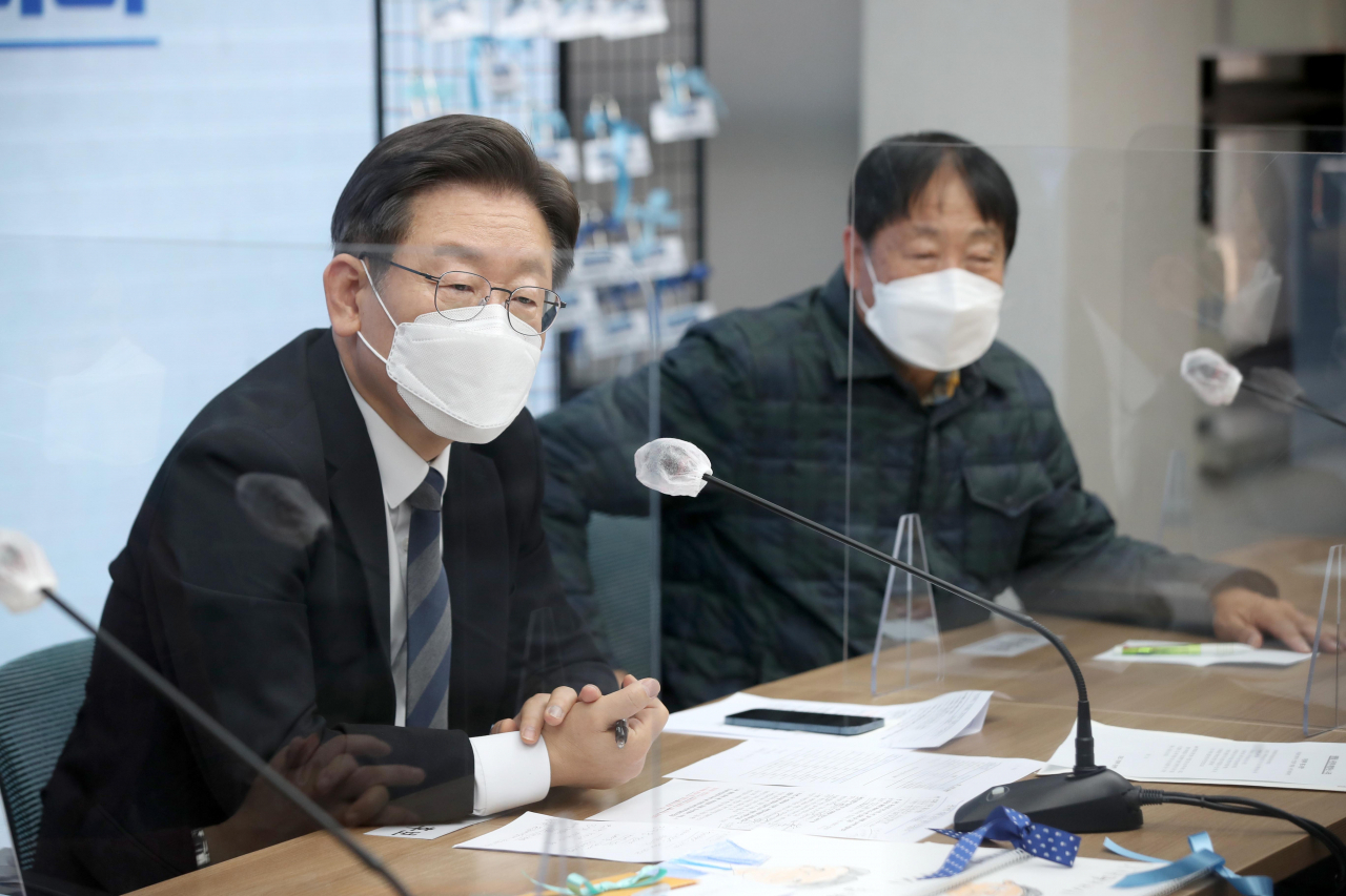 더불어민주당 이재명 대선 후보가 20일 서울 여의도 더불어민주당 중앙당사에서 열린 '국가가 함께 키우겠습니다' 전국민 선대위 회의에서 참석자 발언을 듣고 있다. [연합]