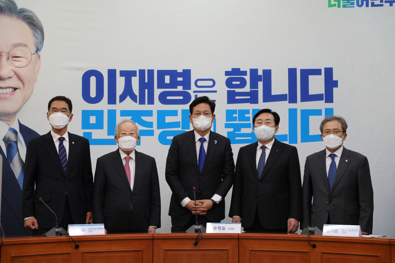 (왼쪽부터) 김주영 더불어민주당 의원, 손경식 경총 회장, 송영길 더불어민주당 대표, 김기문 중기중앙회 회장, 송기헌 더불어민주당 의원. [경총 제공]