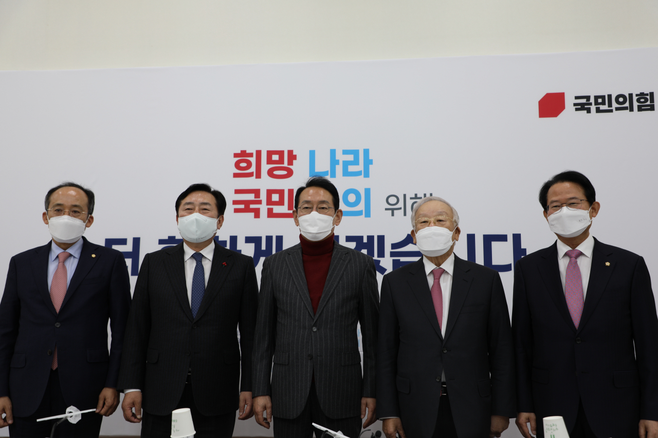 (왼쪽부터) 추경호 국민의힘 의원, 김기문 중기중앙회 회장, 김도읍 국민의힘 정책위의장, 손경식 경총 회장, 류성걸 국민의힘 의원. [경총 제공]