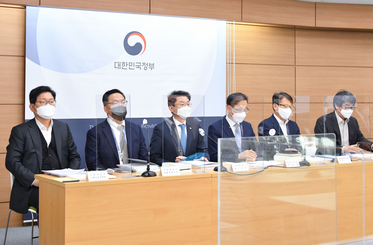 이억원 기획재정부 차관이 17일 정부세종청사에서 열린 ‘2022년 경제정책방향 상세 브리핑’에서 주요 내용을 발표하고 있다. 왼쪽부터 고광효 기재부 조세총괄정책관, 김병환 기재부 경제정책국장, 이억원 기재부 차관, 한훈 기재부 차관보, 변태섭 중기부 중소기업정책실장, 김유진 고용부 노동시장정책관. [기획재정부 제공]