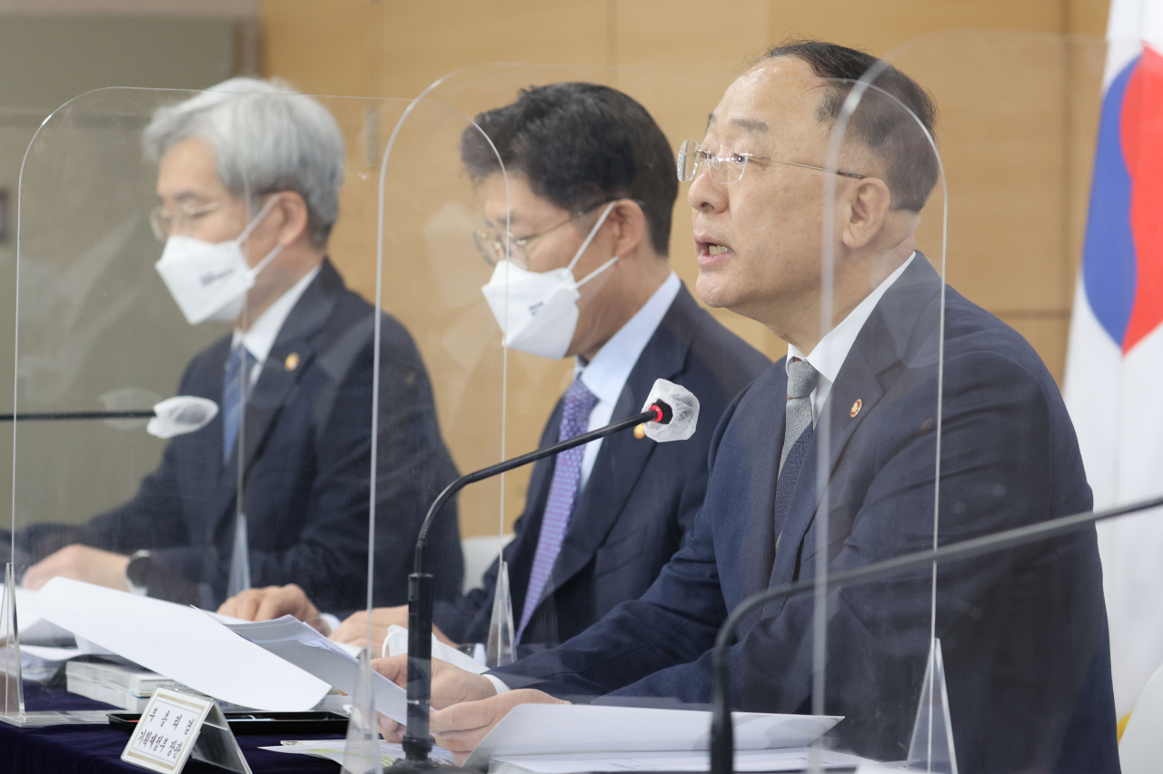 홍남기 경제부총리 겸 기획재정부 장관이 20일 오후 정부서울청사 브리핑실에서 열린 2022년 경정 관계부처 합동브리핑에서 2022년 경제정책방향에 대해 발표하고 있다. 그는 "내년 대통령 선거로 새 정부가 출범하게 되지만 저희 경제팀은 단 한치의 좌고우면 없이 목표를 향해 끝까지 최선을 다하겠다"며 "위기 극복을 끝내고 정상화로 도약하기 위한 노력이 절실한 시점"이라고 말했다. [연합]