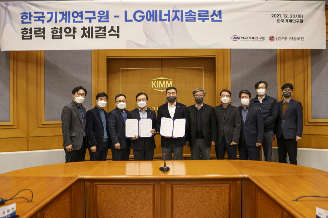 박상진(왼쪽 다섯번째) 한국기계연구원 원장과 김명환(왼쪽 네번째) LG에너지솔루션 사장이 공동연구를 위한 업무협약을 체결하고 있다.[한국기계연구원 제공]