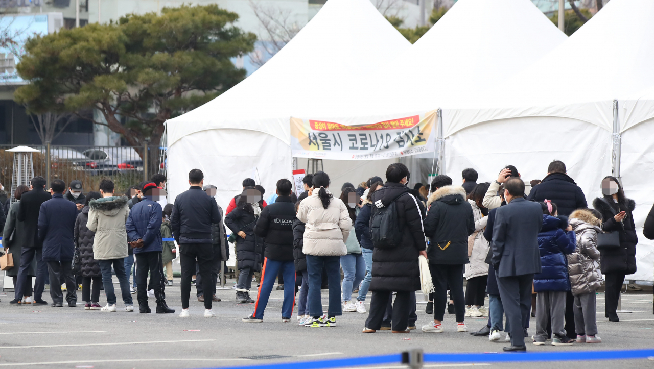 20일 오후 서울 잠실종합운동장 주차장에 마련된 코로나19 임시선별검사소에서 시민들이 검사 순서를 기다리고 있다. [연합뉴스]