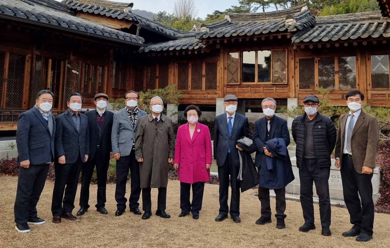 최근 서울 성북동 한국가구박물관에서 열린 ‘한국의 종가’ 유네스코 등재추진협의회 준비모임 참석자들. 이배용(가운데) 이사장이 추진협 공동대표에 추대됐다.