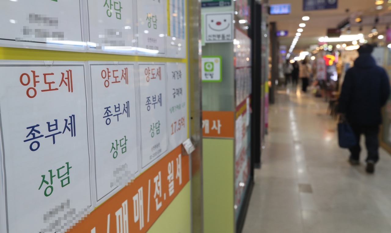 더불어민주당과 정부가 20일 열린 당정에서 부동산 가격 급등에 따른 세 부담을 완화하기 위해 내년 주택 보유세 산정에 올해 공시가격을 적용하는 방안을 유력하게 검토하고 있다. 만약 이대로 시행되면 재산세와 종합부동산세 등 보유세가 동결되고 건강보험료, 기초연금 등 공시가격을 토대로 산정되는 각종 복지혜택 기준도 유지되게 된다. 사진은 이날 서울 송파구 공인중개소 게시판. [연합]