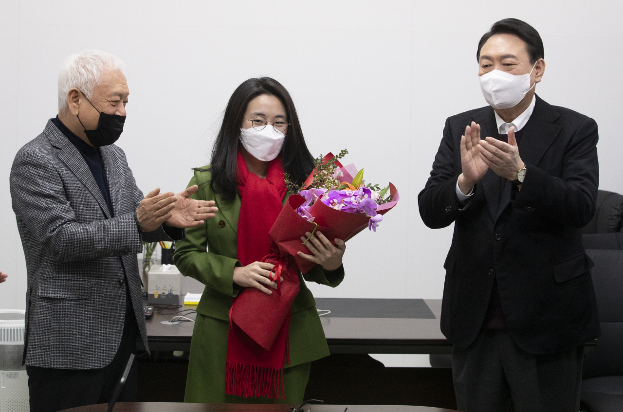 윤석열 국민의힘 대선 후보(오른쪽부터), 새시대준비위원회 수석부위원장으로 영입된 신지예 한국여성정치 네트워크 대표, 김한길 새시대준비위원회 위원장이 20일 서울 여의도 새시대준비위원회 사무실에서 열린 영입인사 환영식에서 기념촬영을 하고 있다. [연합]
