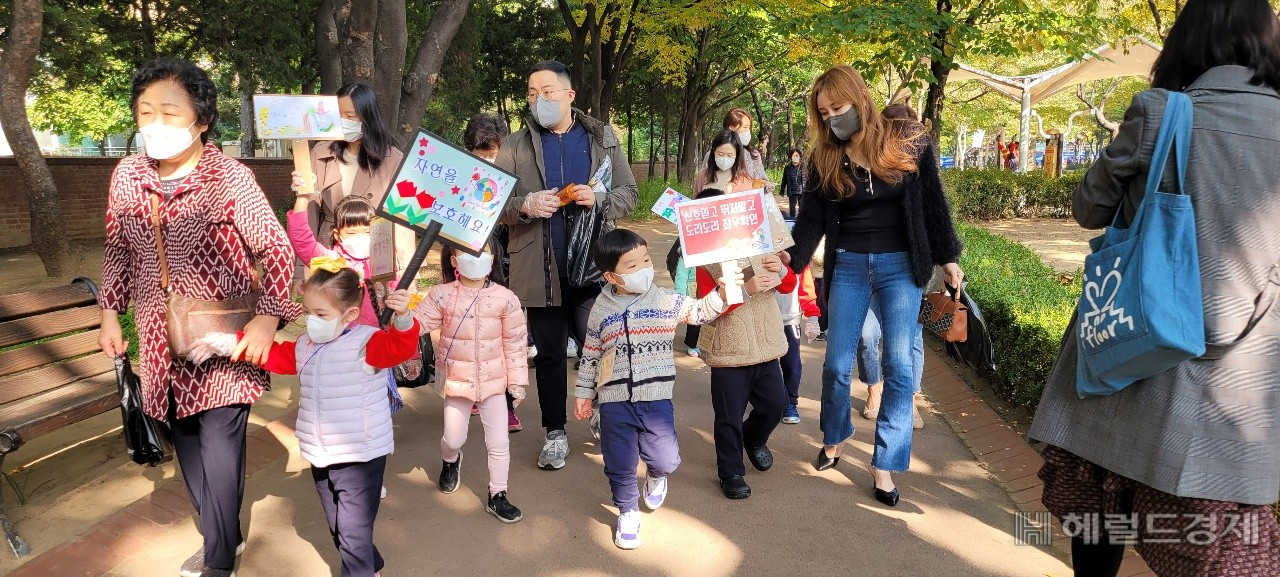 영등포구 문래공동체 어린이들이 환경보호 캠페인을 하고 있다. [서울시]