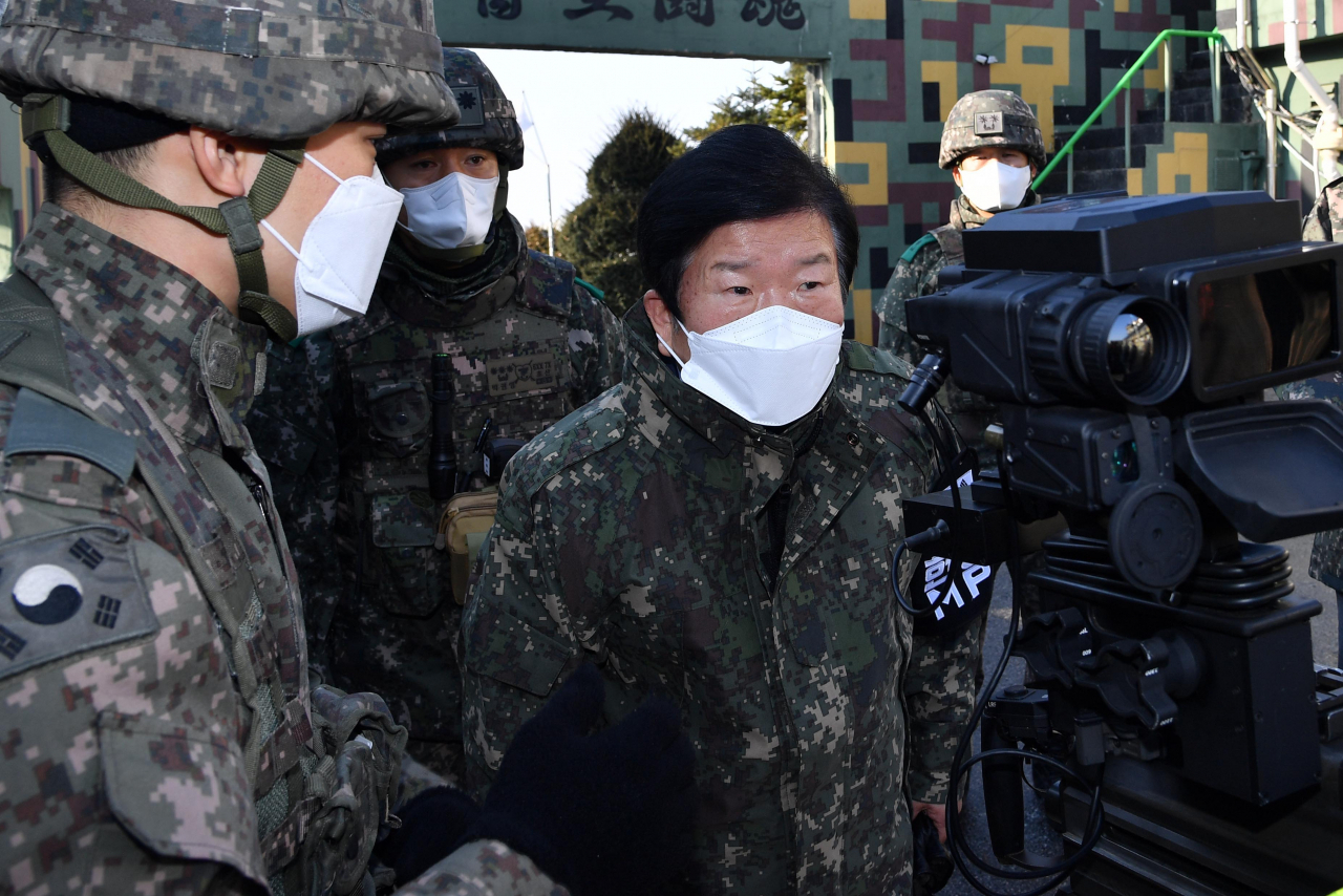 박병석 국회의장이 20일 강원도 철원군 육군 제6사단 청성 전방관측소(OP)를 방문, 첨단조준장비를 살펴보고 있다. [연합]