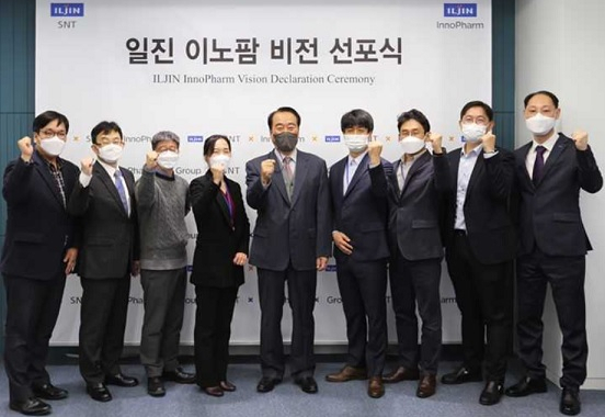 박상훈 일진에스앤티 대표(가운데)와 임직원들이 지난 20일 이노팜 연구센터에서 항암 치료제 개발 성공을 다짐하고 있다.[일진그룹 제공]